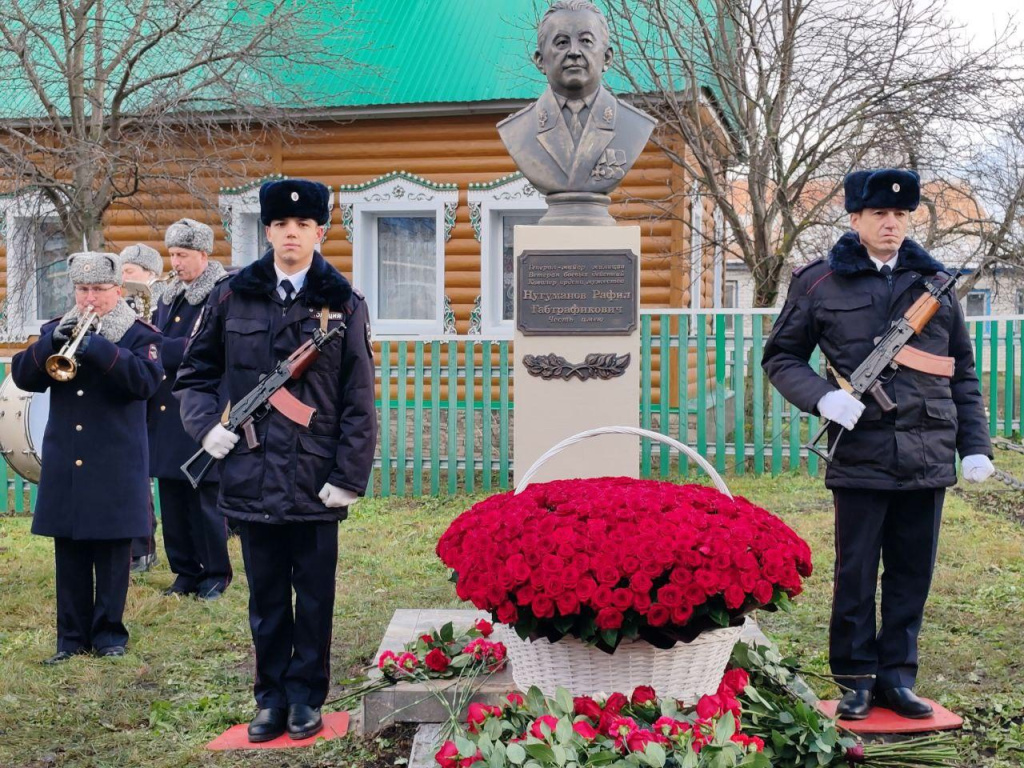 нугуманов бюст.jpg